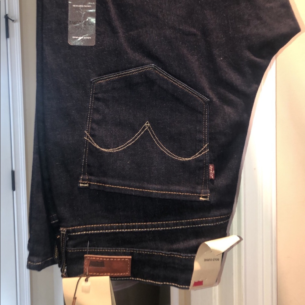 Woman’s Levi’s. 32/32 curvy